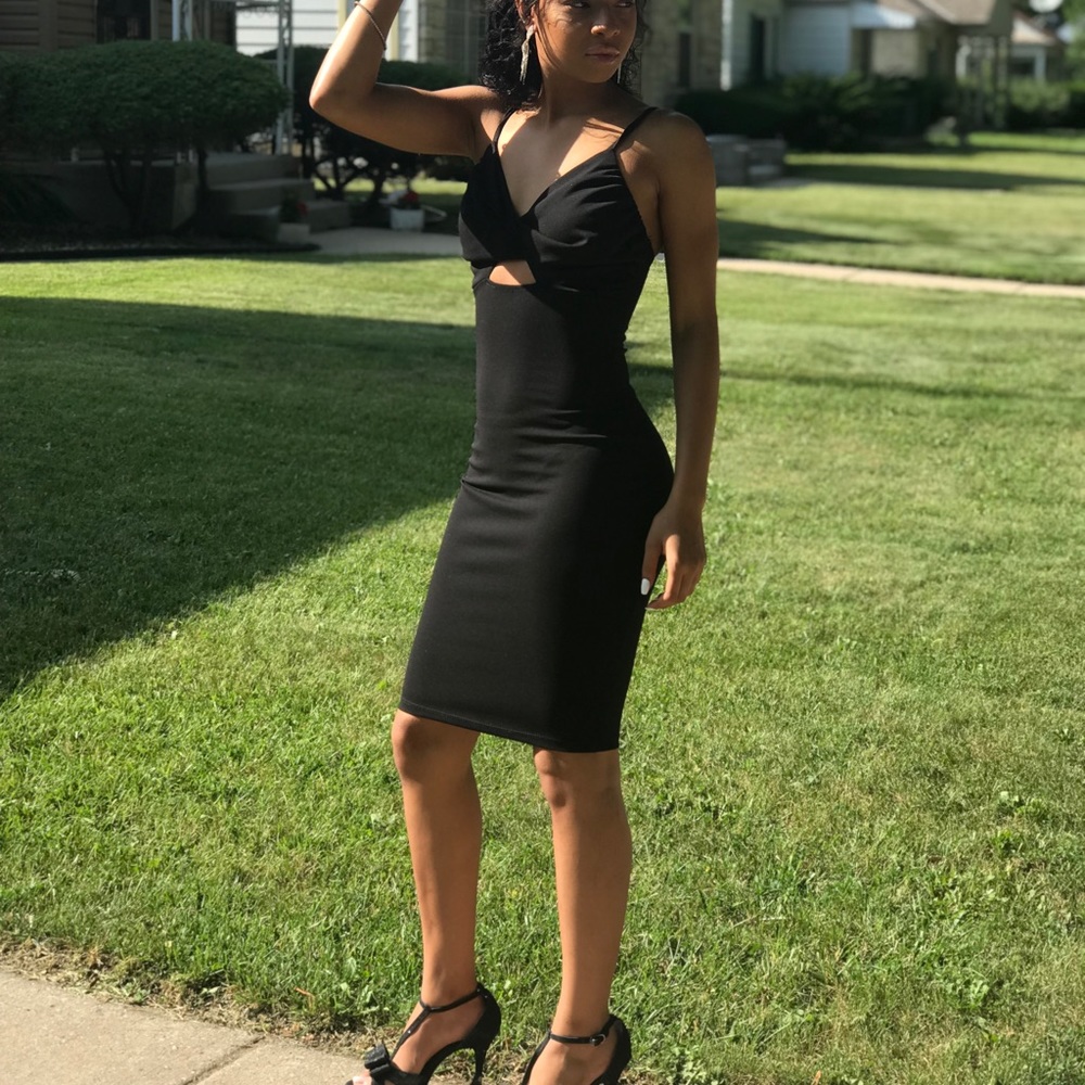 (LBD) Form fitting Little black dress